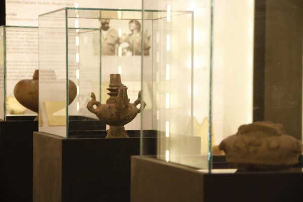 Vasos de cerâmica em exposição
