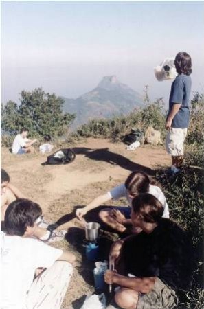 Grupo de alunos realiza experimento no Pico da Tijuca