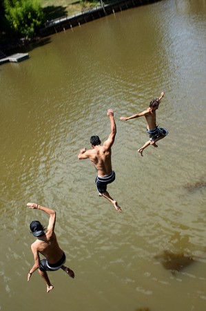 Meninos mergulhando num lago