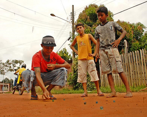 Meninos jogando bola de gude