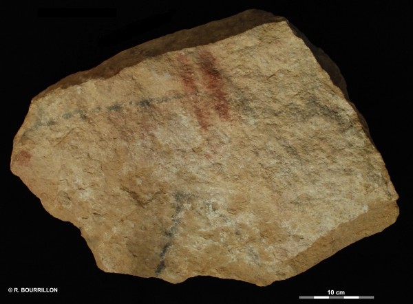 Pedaço de pedra com pintura pré-histórica