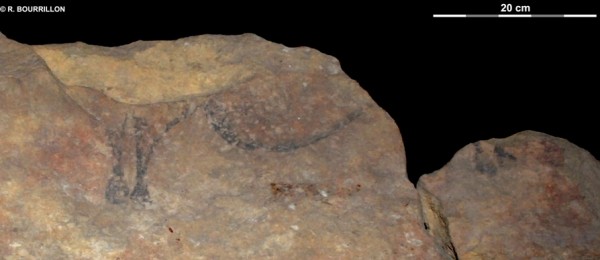 Pedaço de pedra com desenho pré-histórico