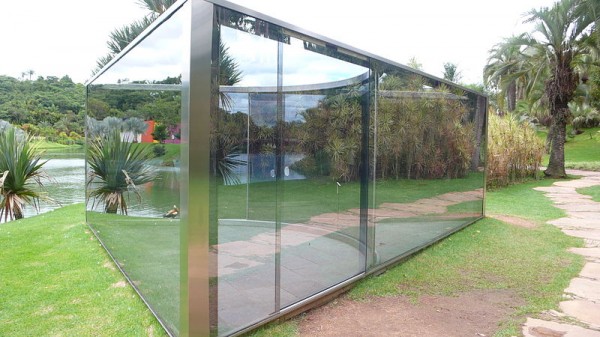 Instalação em vidro espelhado em aço inoxidável