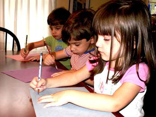 Crianças fazendo dever de casa