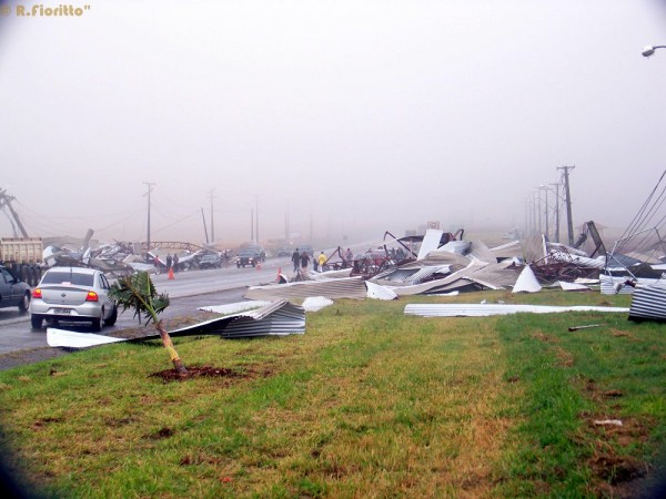 Destruição após passagem de tornado