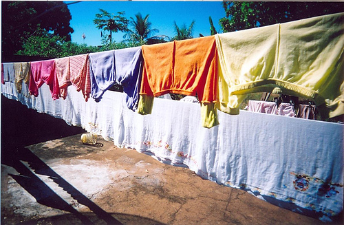 Você já se perguntou como o sabão em pó age para deixar as roupas limpas, cheirosas e sem manchas? (Foto: Edson Soares / Flickr / CC BY-NC 2.0)