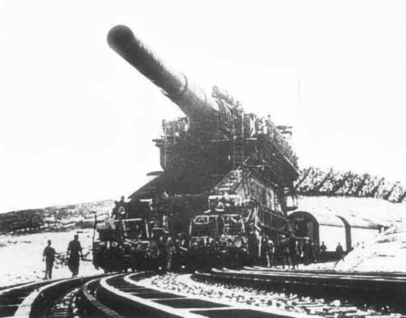 O maior canhão já construído pelo homem foi o Gustav, usado pelos alemães durante a Segunda Guerra Mundial. Suas balas, não tripuladas, eram capazes de alcançar um alvo a cerca de 37 quilômetros de distância