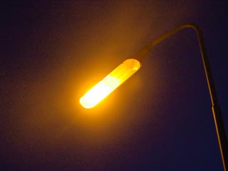 As lâmpadas de vapor de sódio são usadas na iluminação de ruas e praças (Foto: Domínio público)