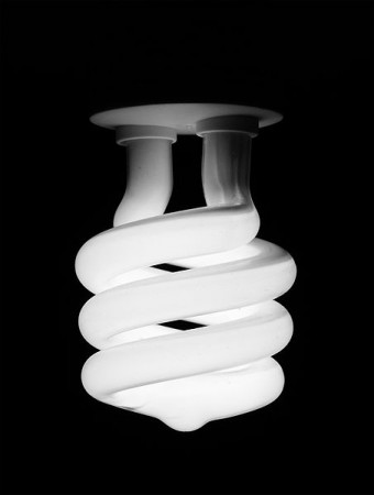 As lâmpadas fluorescentes, apesar de serem mais econômicas, apresentam risco ao meio ambiente, pois contêm mercúrio. Por isso, elas nunca devem ser descartadas no lixo comum (Foto: Giligone / Wikimedia Commons / CC BY-SA 3.0)