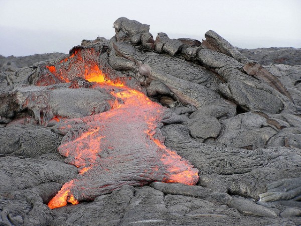 Os vulcões do Havaí, nos Estados Unidos, são pouco explosivos e têm lavas fluidas que escoam como as águas de um rio (Foto: Scot Nelson / Flickr / CC BY-NC-SA 2.0)