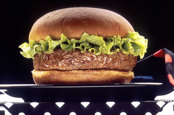 Você também gosta de incrementar um bom hambúrguer com alface? Fica uma delícia, mas as folhas acabam murchando rapidamente (Foto de Wikimedia Commons)