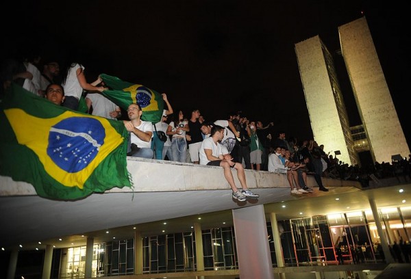 Em 2013, os protestos se espalharam por várias cidades do Brasil, reivindicando não só melhorias no transporte, como também em outras áreas de gestão pública. Na foto, manifestantes no Congresso Nacional, em Brasília (Foto: Jose Cruz / Agência Brasil / CC BY 3.0 BR)