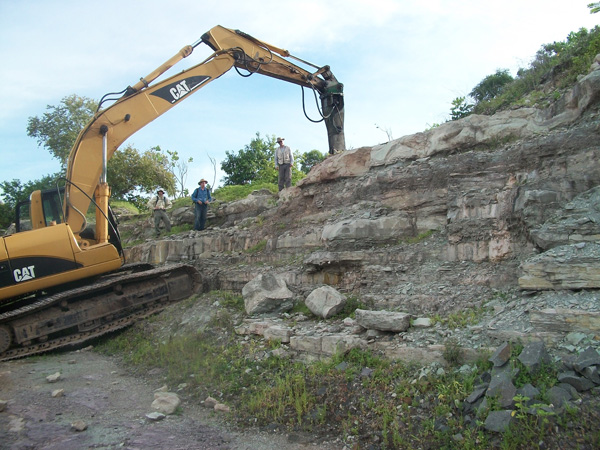 Para extrair alguns fósseis, os cientistas tiveram que usar um trator. A rocha na qual eles estavam era muito dura para ser quebrada por martelos (Foto: UFPI)