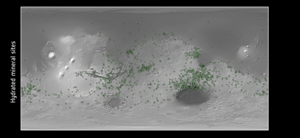 Os pontos verdes no mapa mostram locais onde há rochas contendo elementos que só se formam na presença de água. A evidência reacende a dúvida sobre a possibilidade de ter existido vida no planeta (Imagem: ESA/CNES/CNRS/IAS/Université Paris-Sud, Orsay; NASA/JPL/JHUAPL)