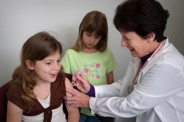 Em princípio, o público-alvo das campanhas de vacinação contra HPV no Brasil serão as meninas de 10 e 11 anos. No futuro, as campanhas poderão incluir também os meninos e crianças mais velhas (Foto: James Gathany / CDC)