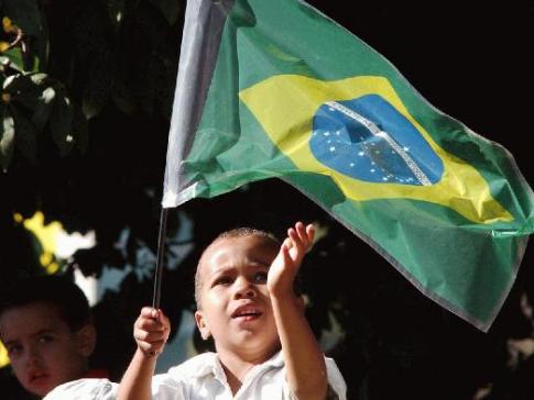 Sacudir bandeirinhas: este era nosso “dever cívico” para com o Brasil. Ficávamos horas no sol, esperando um presidente que jamais era visto (Foto: Elza Fiuza / Agência Brasil / CC BY 3.0)