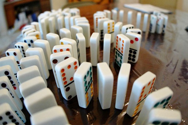 “Efeito dominó” é uma expressão usada para se referir a situações em que um fato desencadeia uma série de outros acontecimentos (Foto: Enoch Lai / Wikimedia Commons / CC BY-SA 3.0)