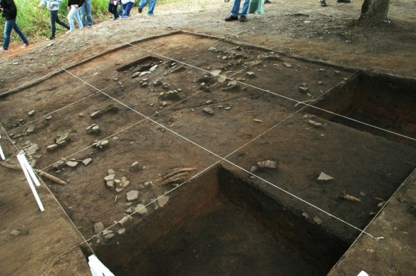 Com cerca de cinco mil metros quadrados, o sítio arqueológico encontrado em Paraibuna contém utensílios cerâmicos produzidos por índios da tradição Aratu, raramente encontrados na região (Foto: Thiago K. Takeda)