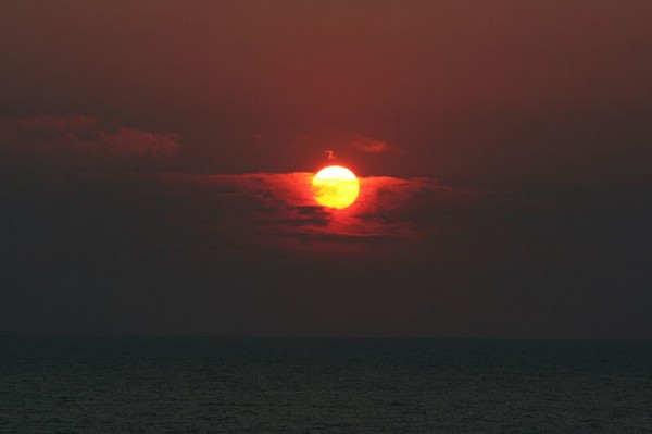O Sol está a uma distância média de 150 milhões de quilômetros da Terra (Foto: Wikimedia Commons/ Surge1223)