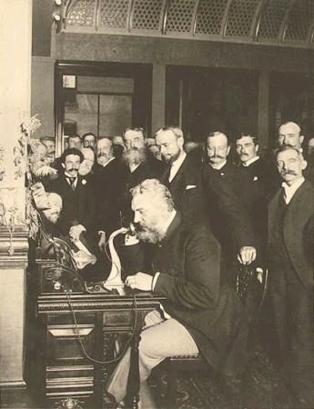 A invenção do telefone é geralmente atribuída ao escocês Alexander Graham Bell. Porém, como havia muita gente trabalhando em invenções deste tipo na época, é difícil dizer realmente quem criou o primeiro telefone (Foto: Gilbert H. Grosvenor Collection)