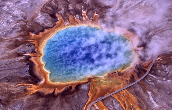 As bactérias extremófilas são capazes de sobreviver até mesmo nas águas ferventes das crateras de um vulcão (Foto: Jim Peaco / National Park Service)