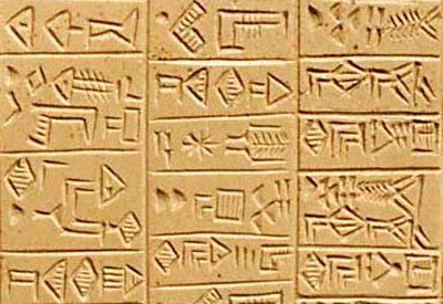 Inscrições em sumério feitas há cerca de cinco mil anos. De lá para cá, os homens vêm escrevendo em bambus, papiros, pergaminhos, papéis e, mais recentemente, computadores, <i>tablets</i> e celulares (Foto: Wikimedia Commons)