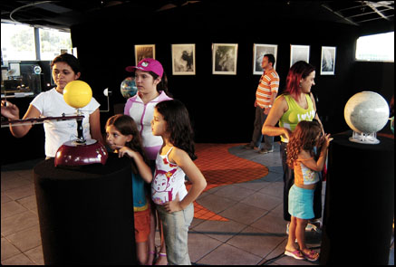 Crianças se divertem com as peças do museu (Foto: Museu do Eclipse)