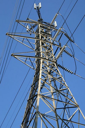 As ligações de celulares funcionam com ondas de rádio transmitidas por torres instaladas pelas cidades. Essas ondas de rádio, que geralmente chamamos de “sinal de celular”, não conseguem atravessar metais, rochas e outros materiais. (Foto: Wikimedia Commons/ Ildar Sagdejev)