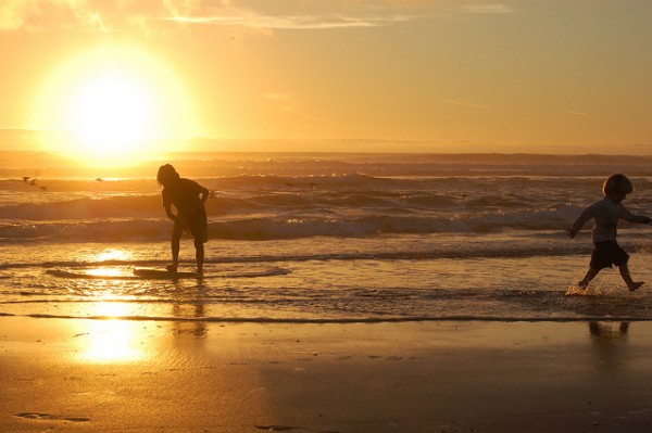 Crianças, sol e mar: combinação certa para a diversão! (Foto: Kevin Krejci / Flickr / CC BY 2.0)