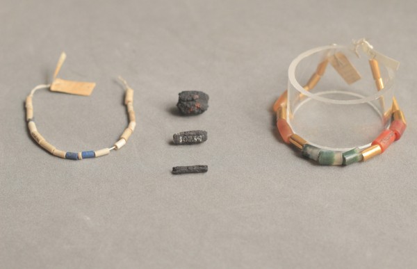 As joias egípcias haviam sido encontradas há quase 100 anos, durante escavações arqueológicas. Somente agora, com equipamentos modernos, pesquisadores puderam analisar e entender a composição do metal (Foto: Thilo Rehren)