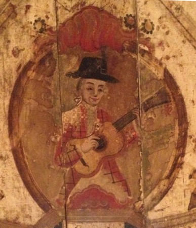 Figura de um violeiro, em um painel residencial mineiro do século 18, exposto no Museu Histórico Regional de São João del-Rei, em Minas Gerais (Imagem: Divulgação/Unesp/Paulo Castagna)
