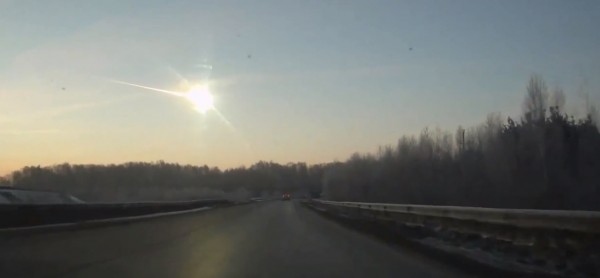 A queda de um meteoro na Rússia em fevereiro de 2013 deixou muita gente de cabelo em pé! (Imagem: Reprodução)