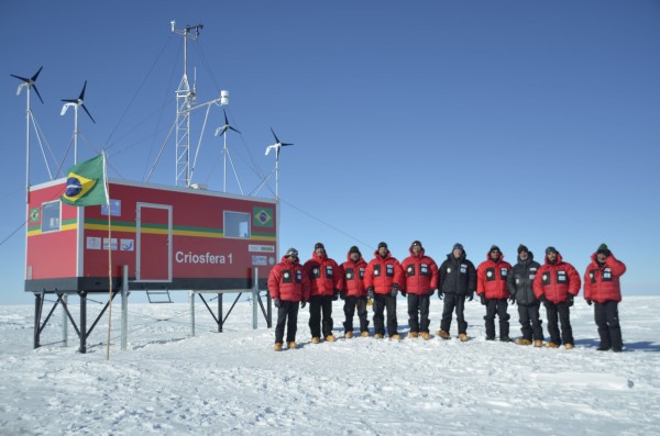 Equipe de cientistas diante do módulo Criosfera 1, que começou a operar na Antártica em 2012 (Foto: Marcelo Arevalo/CECS/Chile)