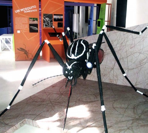 Um mosquito de mais de dois metros de altura abre a exposição sobre a dengue (Foto: Haendel Gomes/COC)