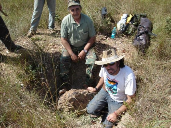 01-O caçador de meteoritos Jose Maria Monzon escava um meteorito em Uruaçu, Goiás. (foto: arquivo pessoal)