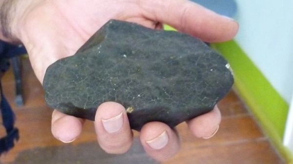 05-Um dos meteoritos encontrados pelo caçador de meteoritos. (foto: arquivo pessoal)