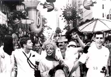 Carnaval popular na Avenida Rio Branco. (foto: Arquivo Nacional)