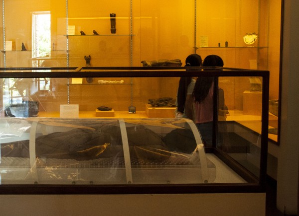 Muitas crianças visitam o Museu Nacional especialmente para conhecer Kherima e apreciar a beleza dos objetos que faziam parte do cotidiano do Egito Antigo. Você já esteve por lá? (foto: Gabriel Toscano)