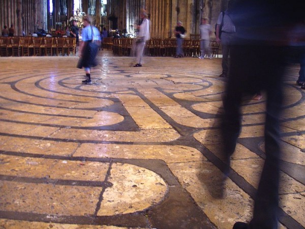 Labirinto da catedral de Notre-Dame de Chartres, na França. (foto: Wikimedia Commons)