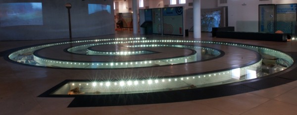 Labirinto baseado em espirais traçadas no chão durante danças e movimentos rituais do povo Xavante. (foto: Sérgio Sato)