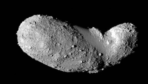Os pesquisadores analisaram o asteroide em forma de amendoim Itokawa e descobriram que ele é feito de vários materiais diferentes. (foto: JAXA)