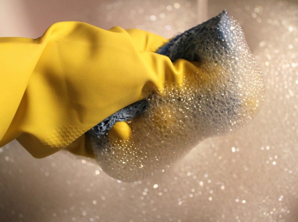 Se você já tentou lavar louça engordurada só com água, viu que não dá certo. Mas qual é a função do detergente nessa história? (foto: Flickr / Ias - initially / <a href=https://creativecommons.org/licenses/by-nc-nd/2.0/deed.pt>CC BY-NC-ND 2.0</a>