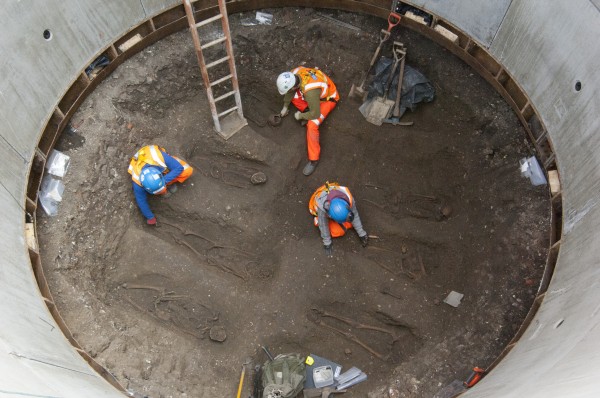 Escavações em uma obra de metrô revelaram um antigo cemitério de vítimas da peste negra em Londres, Inglaterra.