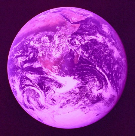 Segundo a maioria dos geólogos, a idade da Terra é de provavelmente 4,5 bilhões de anos. Há 3,8 bilhões de anos, cientistas acreditam que ela podia ter coloração púrpura, em vez do azul que estamos acostumados a ver. (imagem: Adaptado de Nasa / Wikimedia Commons)