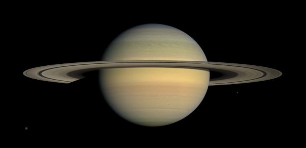 Saturno, planeta famoso por seus anéis, já tem 62 satélites naturais registrados em sua órbita. (imagem: NASA/JPL/Space Science Institute)