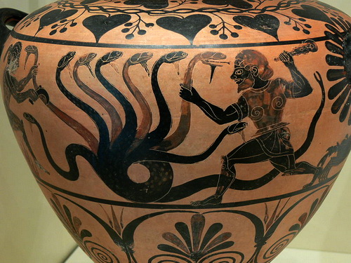 Cerâmica grega de 2500 anos de idade, representando a batalha entre Héracles e Iolau contra a Hidra de Lerna. (foto: Wolfgang Sauber / Wikimedia Commons)