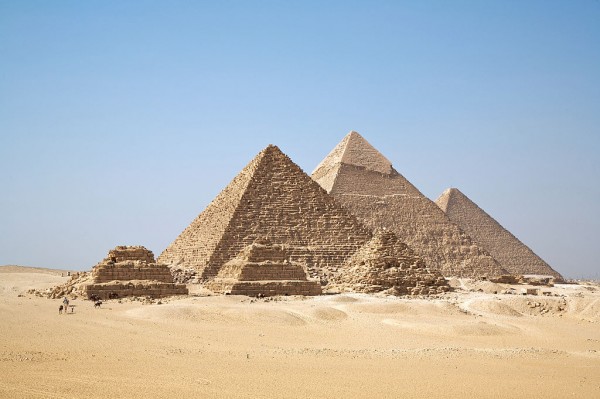 As famosas pirâmides egípcias foram construídas com enormes blocos de pedra. Como será que os egípcios faziam para movê-las sobre a areia? (foto: Ricardo Liberato / Wikimedia Commons / <a href=http://creativecommons.org/licenses/by-sa/2.0>CC BY-SA 2.0</a>)