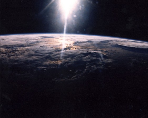 Já pensou? Se a Terra parasse de girar, estaríamos encrencados! (Imagem: Nasa / Wikimedia Commons)