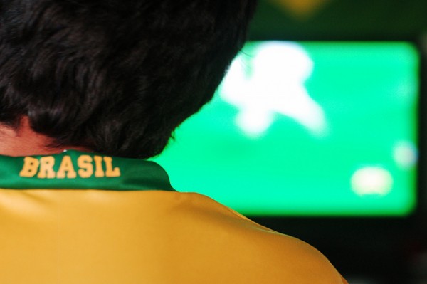 Em hora de jogo do Brasil, não é difícil prever: uma parte muito grande da população vai ficar ligada na tevê para acompanhar a partida. (foto: Patricia Oliveira / Flickr / <a href= https://creativecommons.org/licenses/by/2.0/deed.pt>CC BY 2.0</a>)