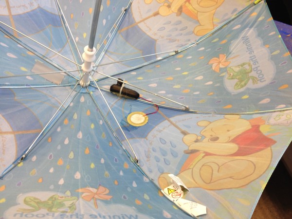 Com a ajuda de um sensor, o guarda-chuva envia para um celular informações sobre a quantidade de chuva que está caindo. (foto: Rolf Hut)